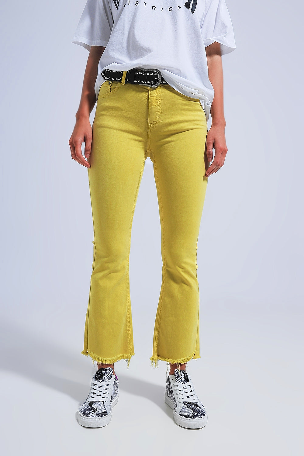 Pantalón recto en amarillo con tobillos anchos