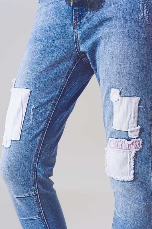 Jeans ajustados elásticos con parches en lavado medio y detalle de cinturón