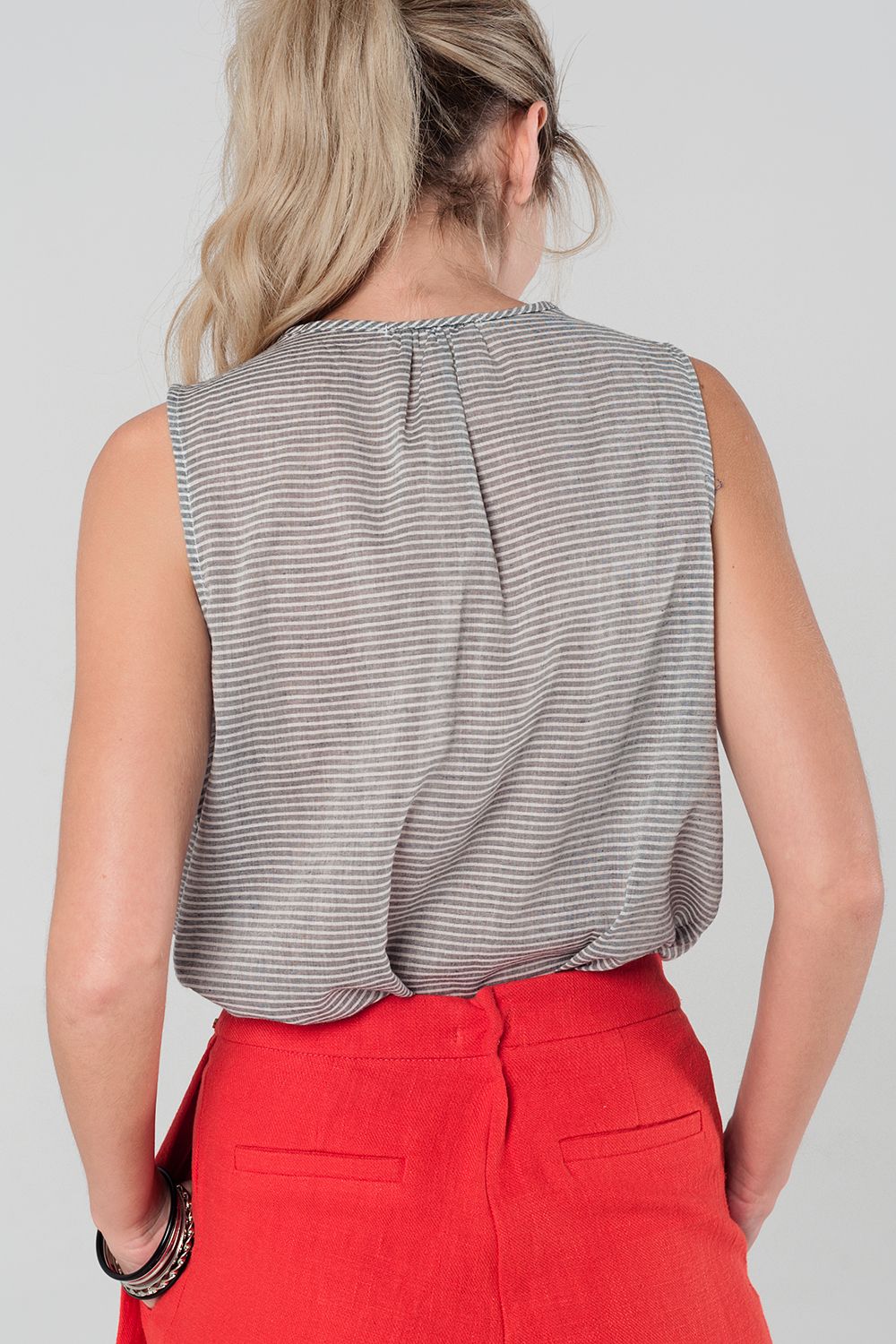 Top gris de rayas con detalle frontal multicolor