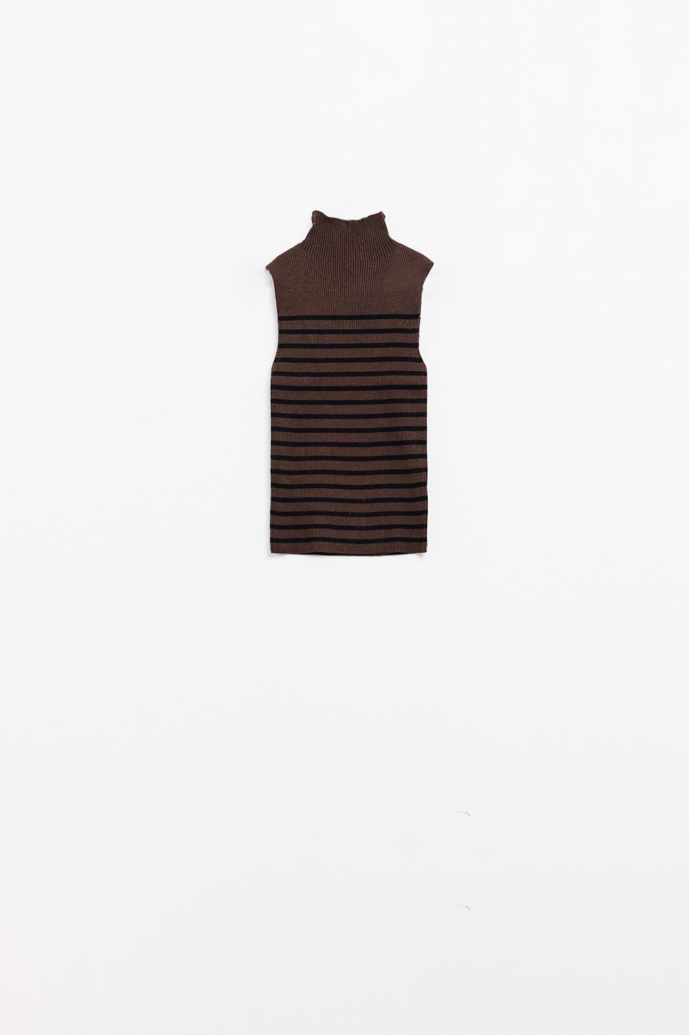 Q2 Striped high neck sweater In brown