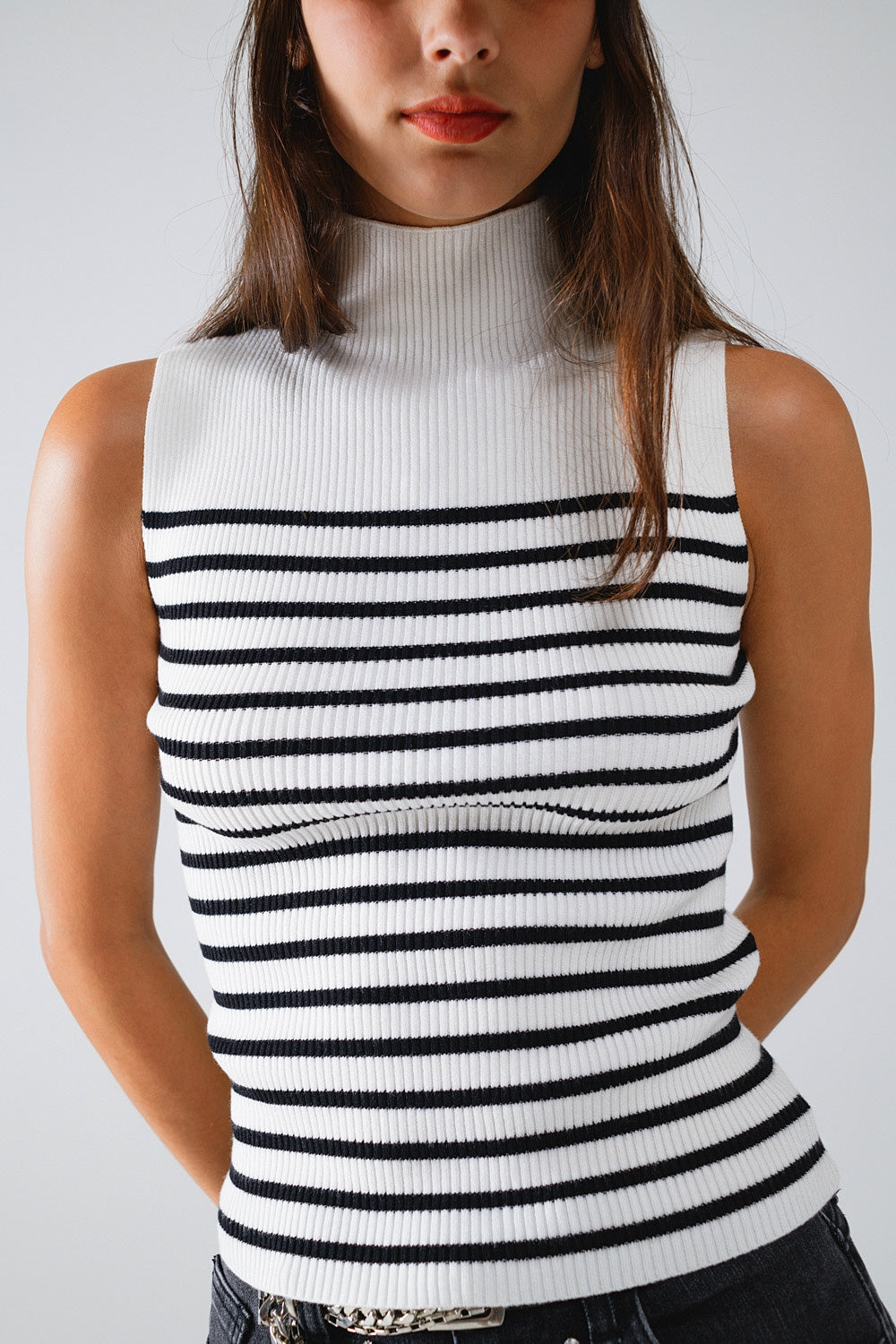 Camiseta sin mangas con cuello alto y rayas en color blanco