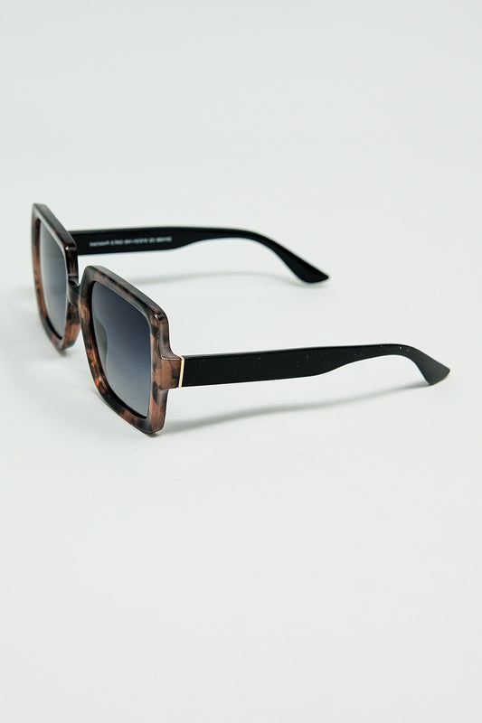 Sunglasses with a brown print frame and black temples