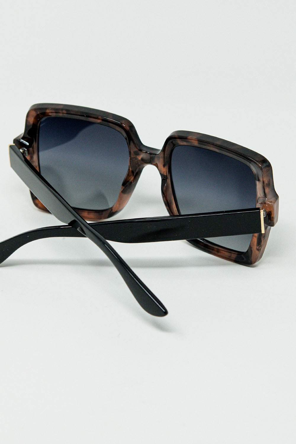 Sunglasses with a brown print frame and black temples