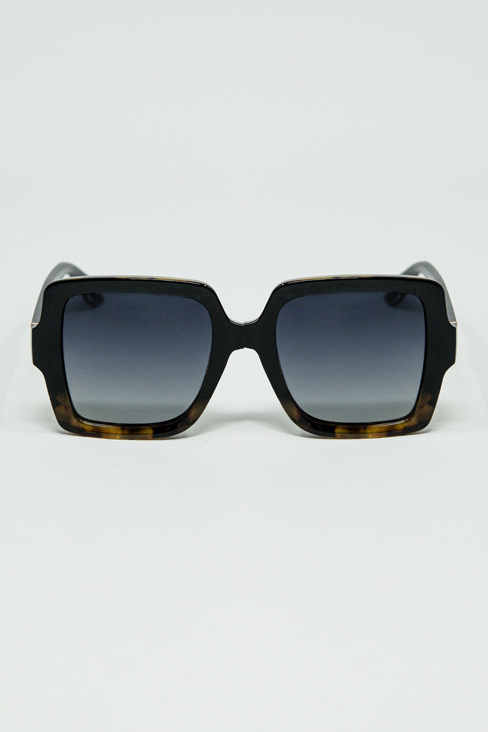 Q2 Sunglasses with a gradient print frame and black temples