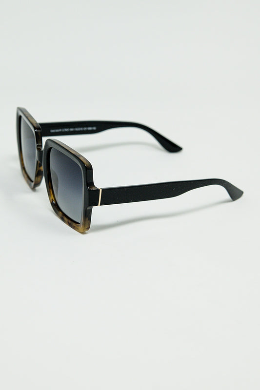 Sunglasses with a gradient print frame and black temples