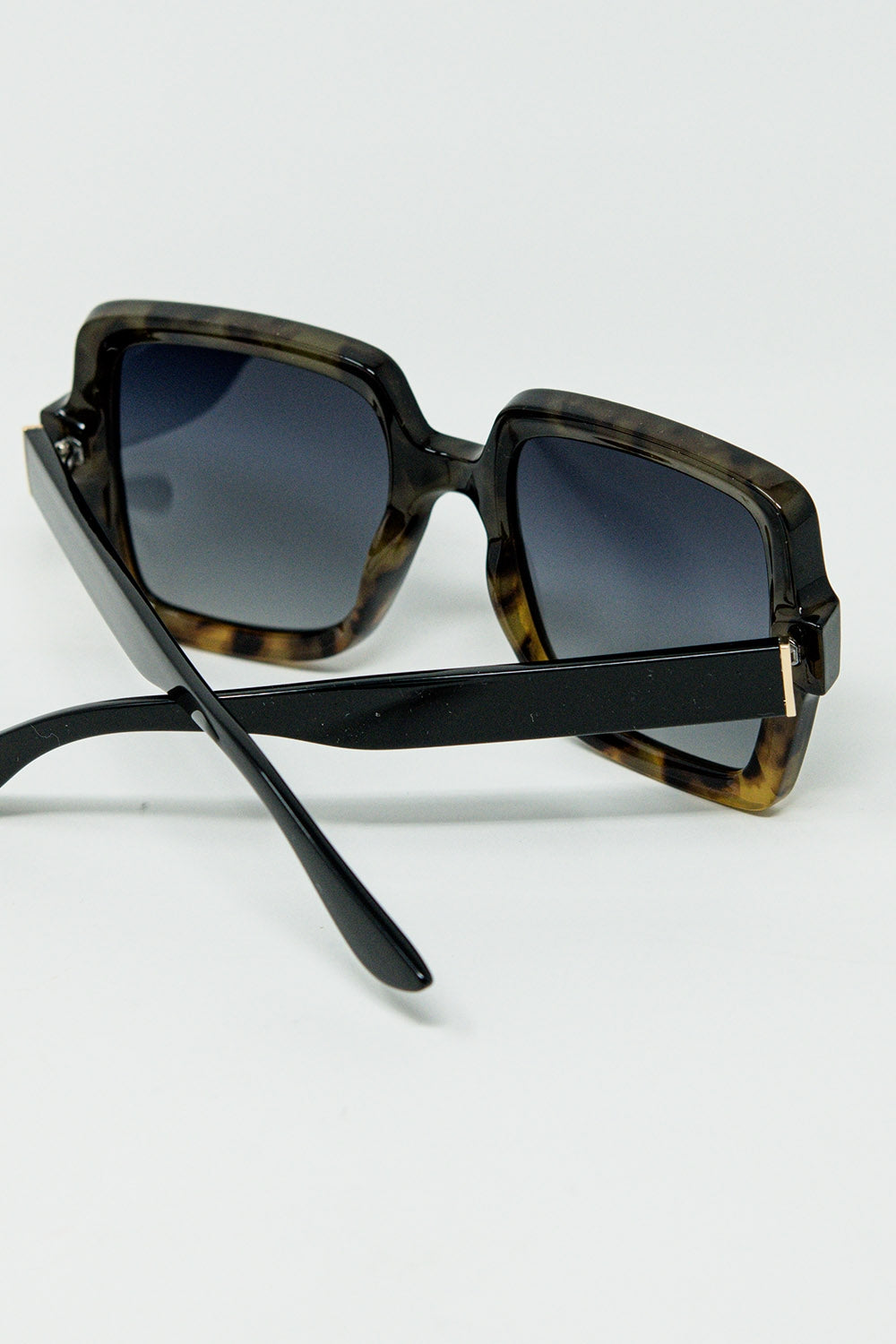 Sunglasses with a gradient print frame and black temples