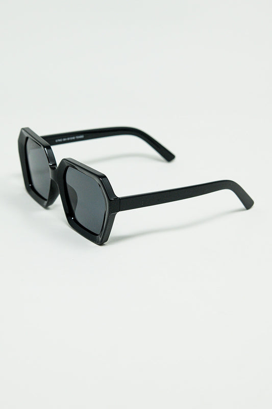 Sunglasses with geometric frames in black