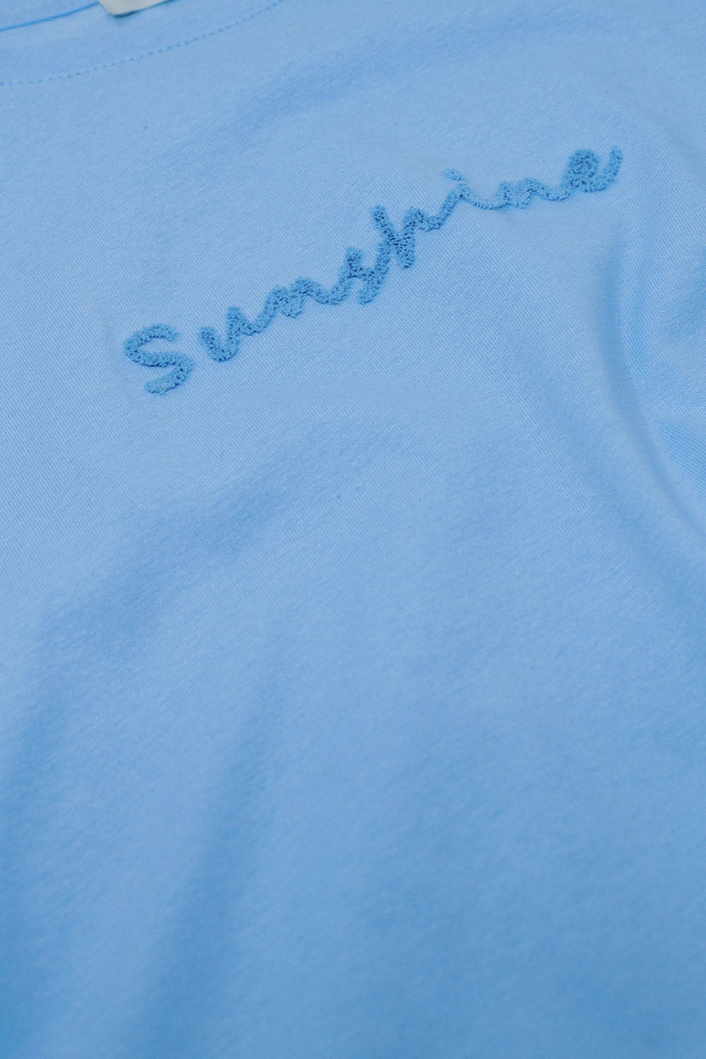 Camiseta extragrande con texto texturizado en la parte delantera en azul Sunshine