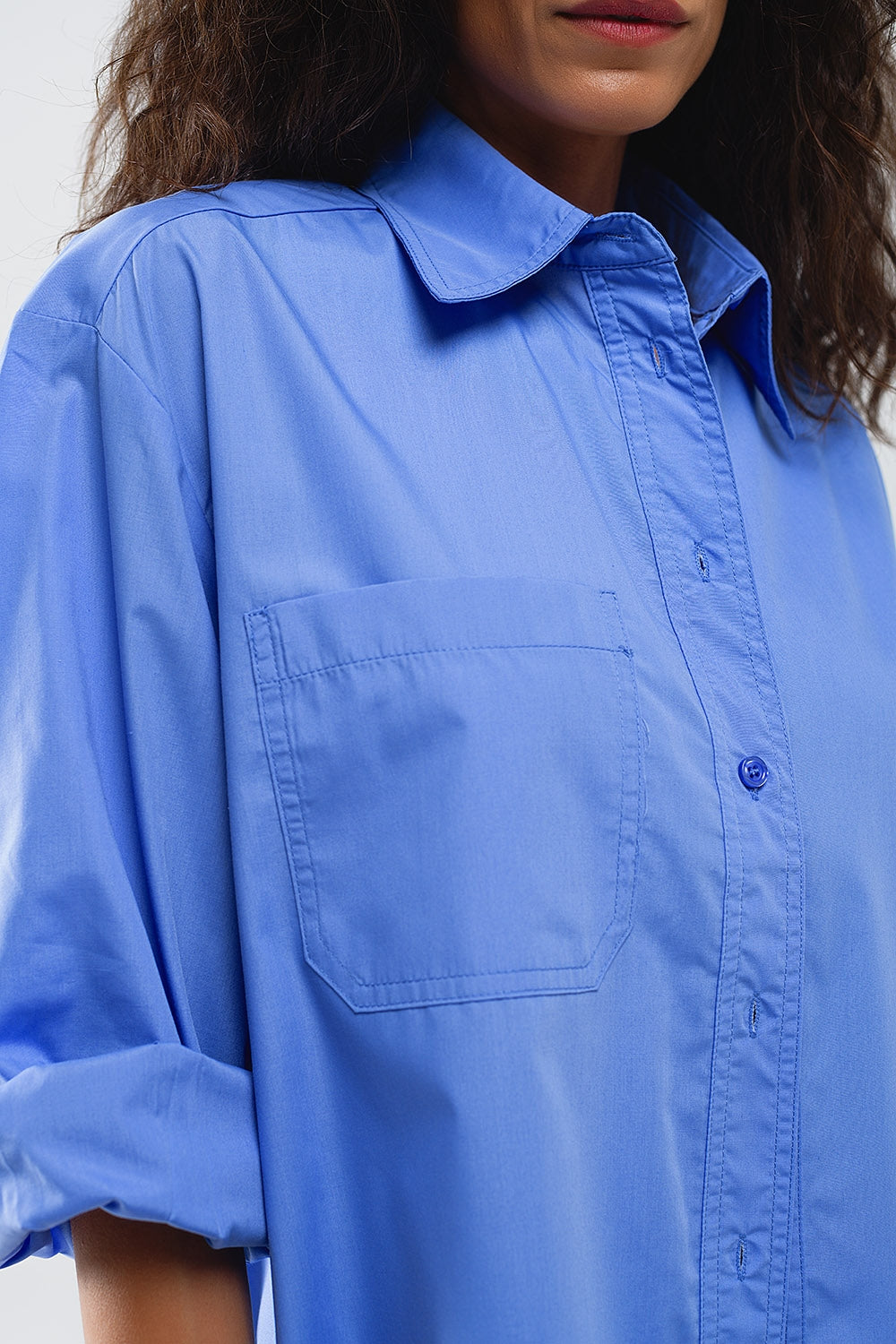 Camisa de gran tamaño con corte alto y bajo en azul