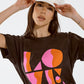 Camiseta con estampado digital art déco LOVE en negro lavado