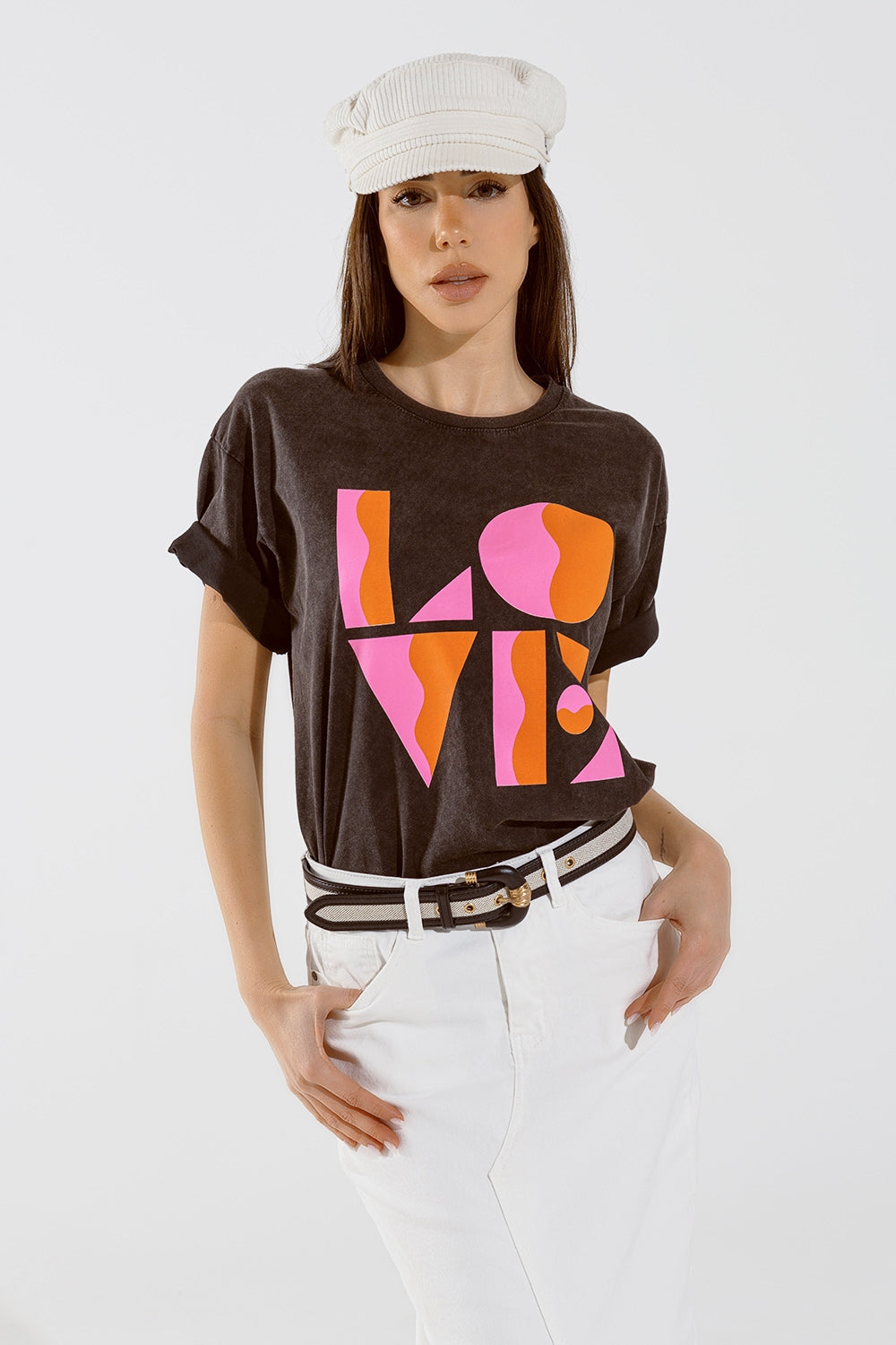 Camiseta con estampado digital art déco LOVE en negro lavado