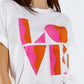 Camiseta con estampado digital art déco LOVE en blanco