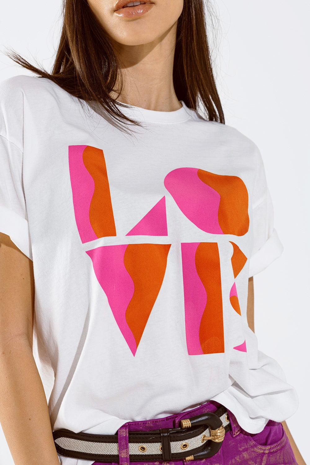 Camiseta con estampado digital art déco LOVE en blanco