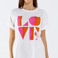 Camiseta con estampado digital art déco LOVE en blanco