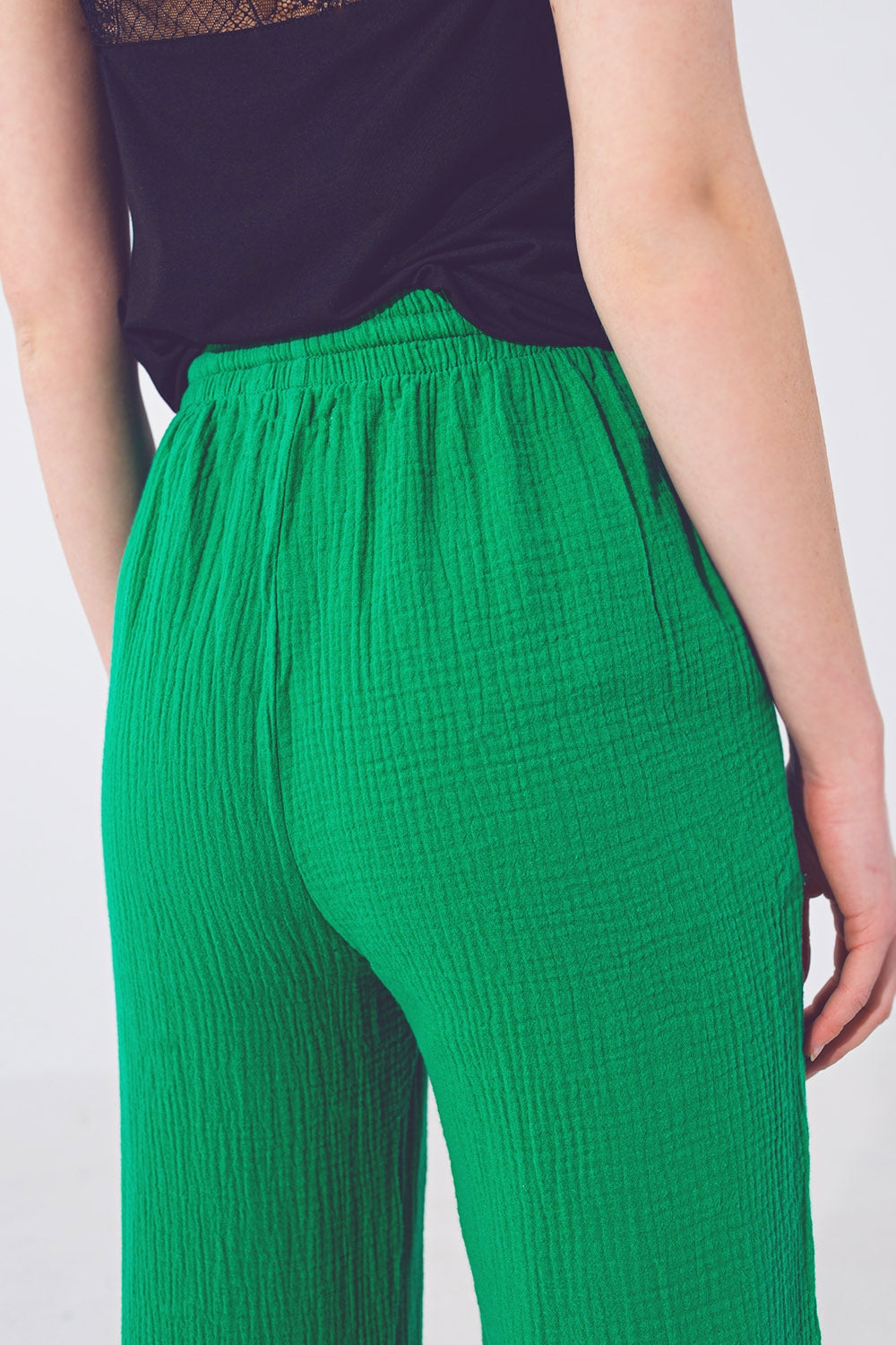 Pantalones holgados texturizados en verde