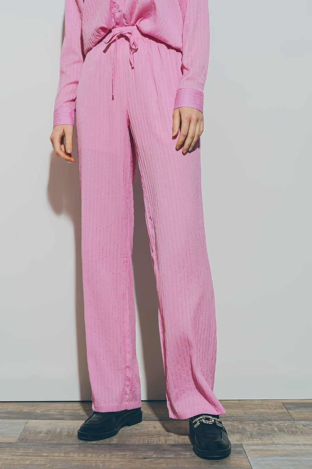 Pantalones de pierna ancha con textura en rosa