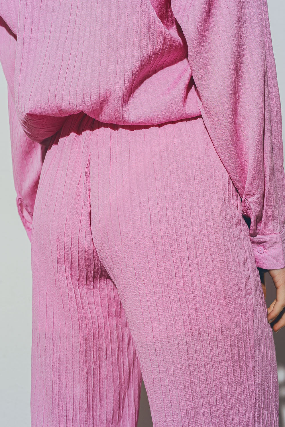 Pantalones de pierna ancha con textura en rosa