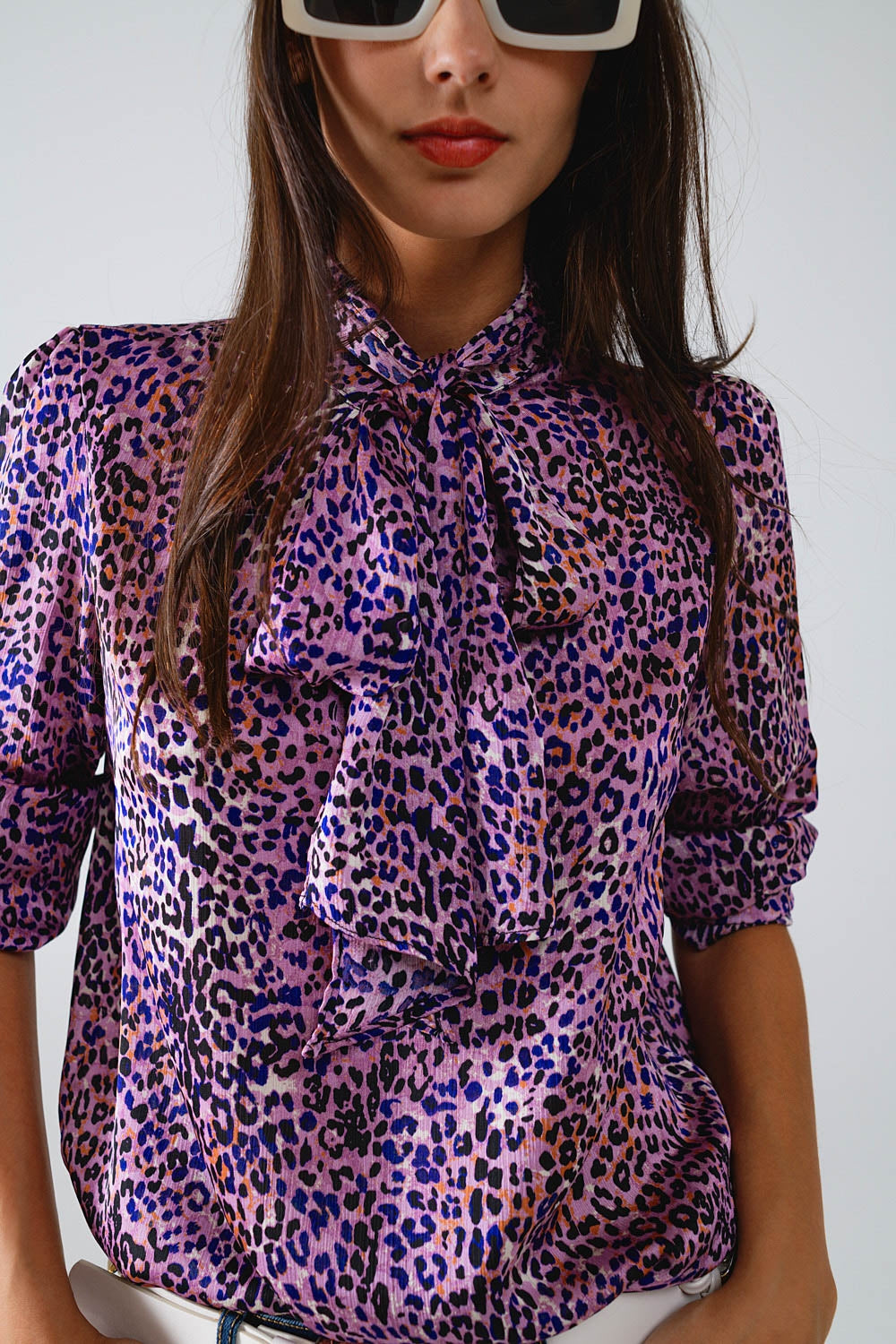 Blusa morada con estampado animal y lazo en el cuello