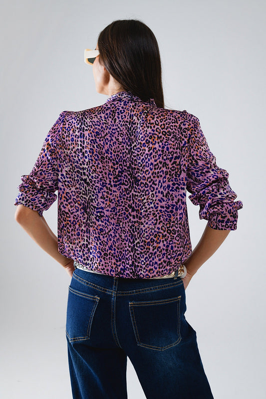 Blusa morada con estampado animal y lazo en el cuello