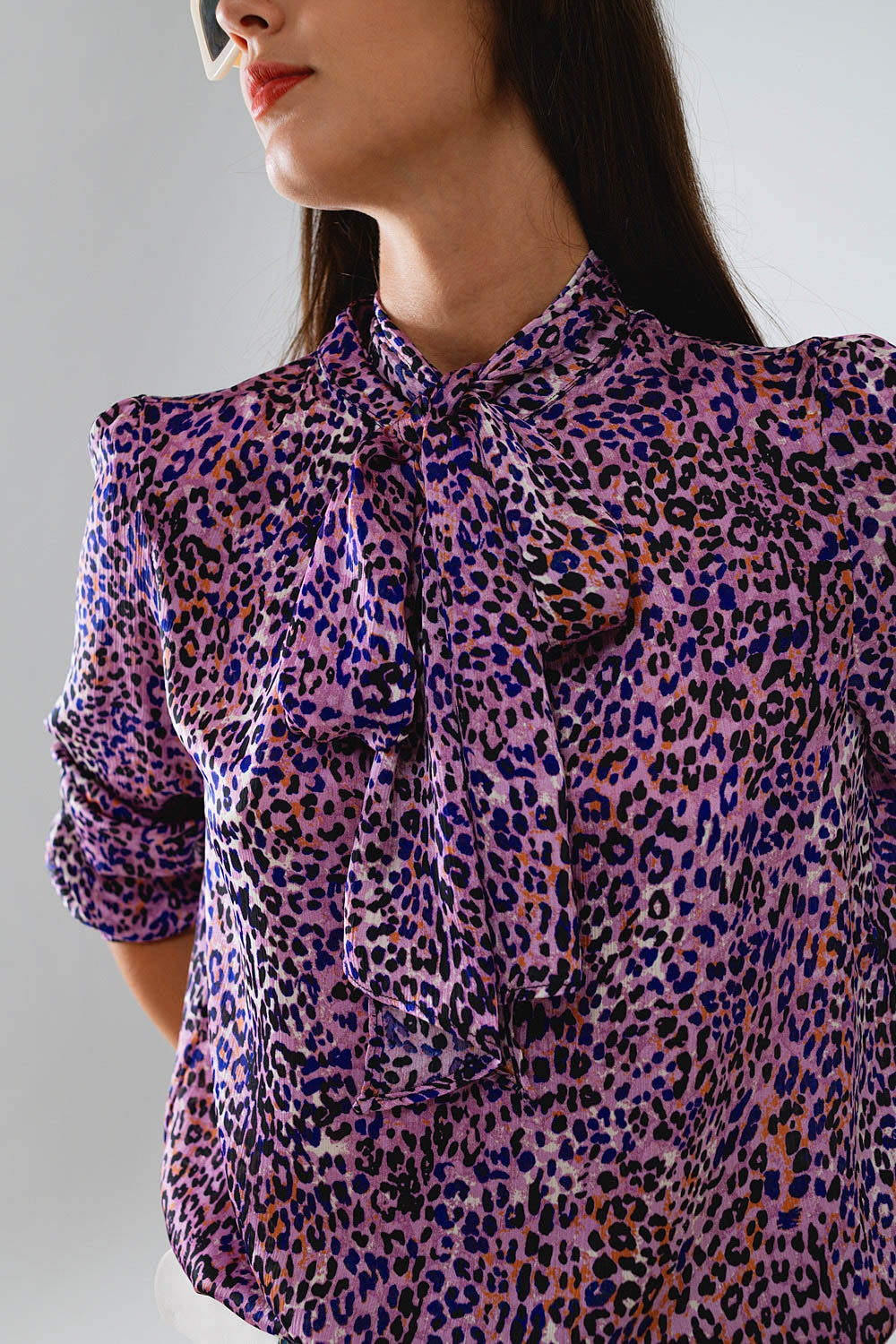 Blusa morada con estampado animal y lazo en el cuello