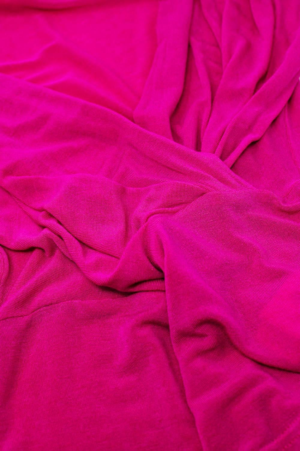 Top cruzado, drapeado, ajustado, con escote en pico y mangas cortas en color fucsia