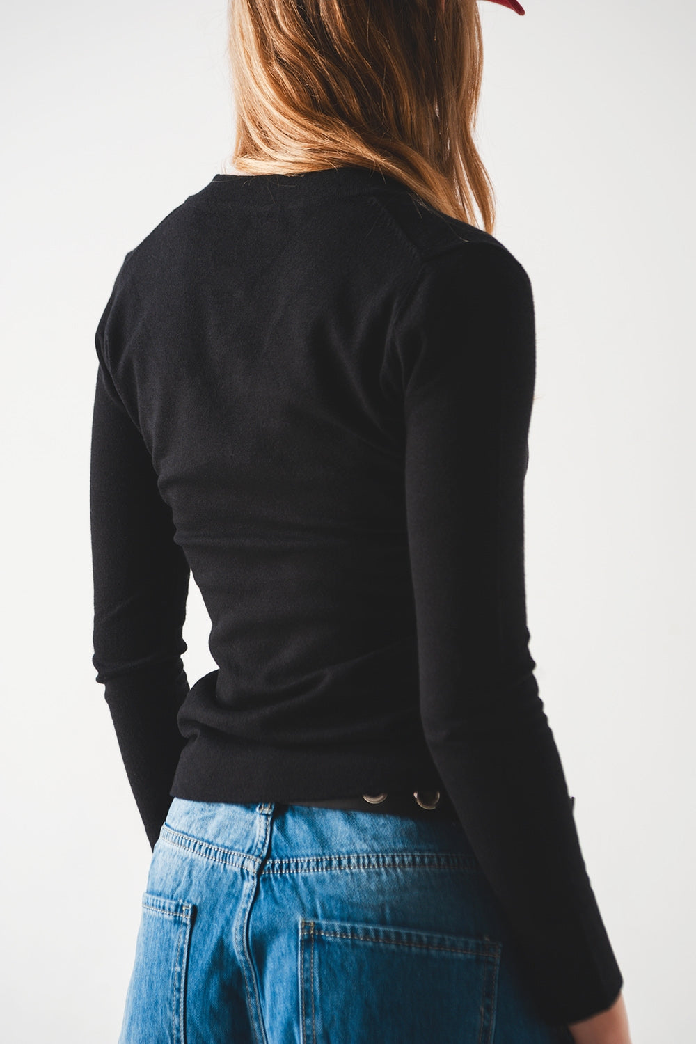 V neck fine knit jumper in black