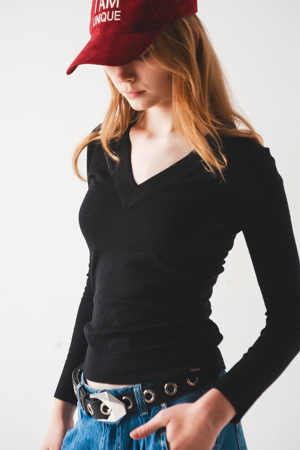 V neck fine knit jumper in black