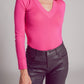 Q2 V neck fine knit jumper in fuchsia