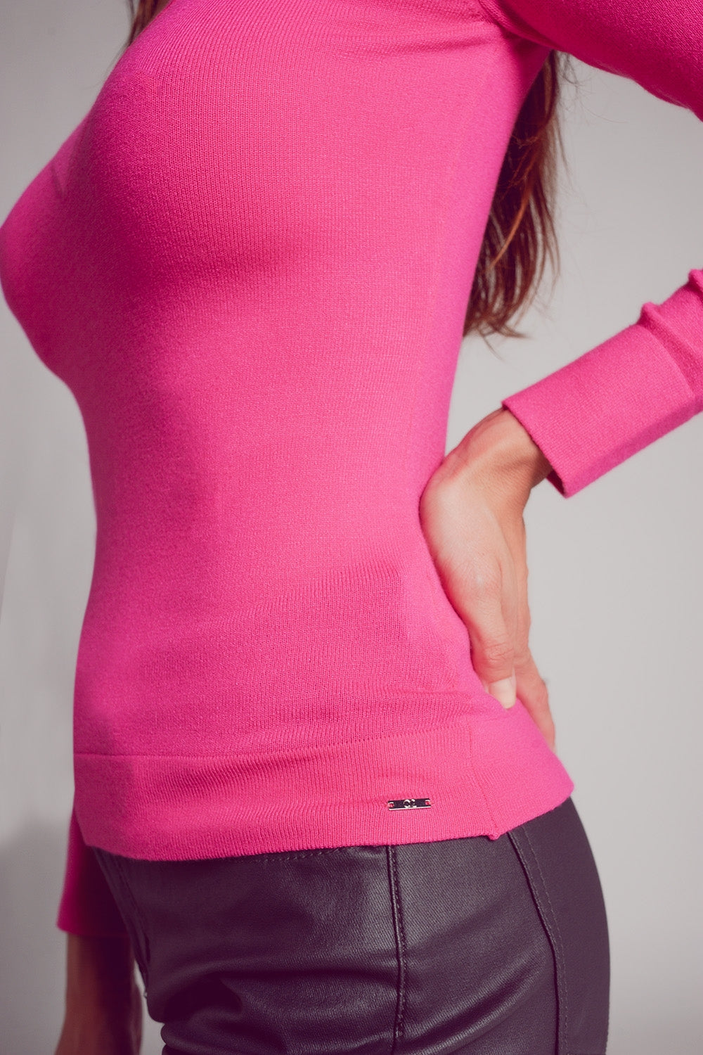 V neck fine knit jumper in fuchsia