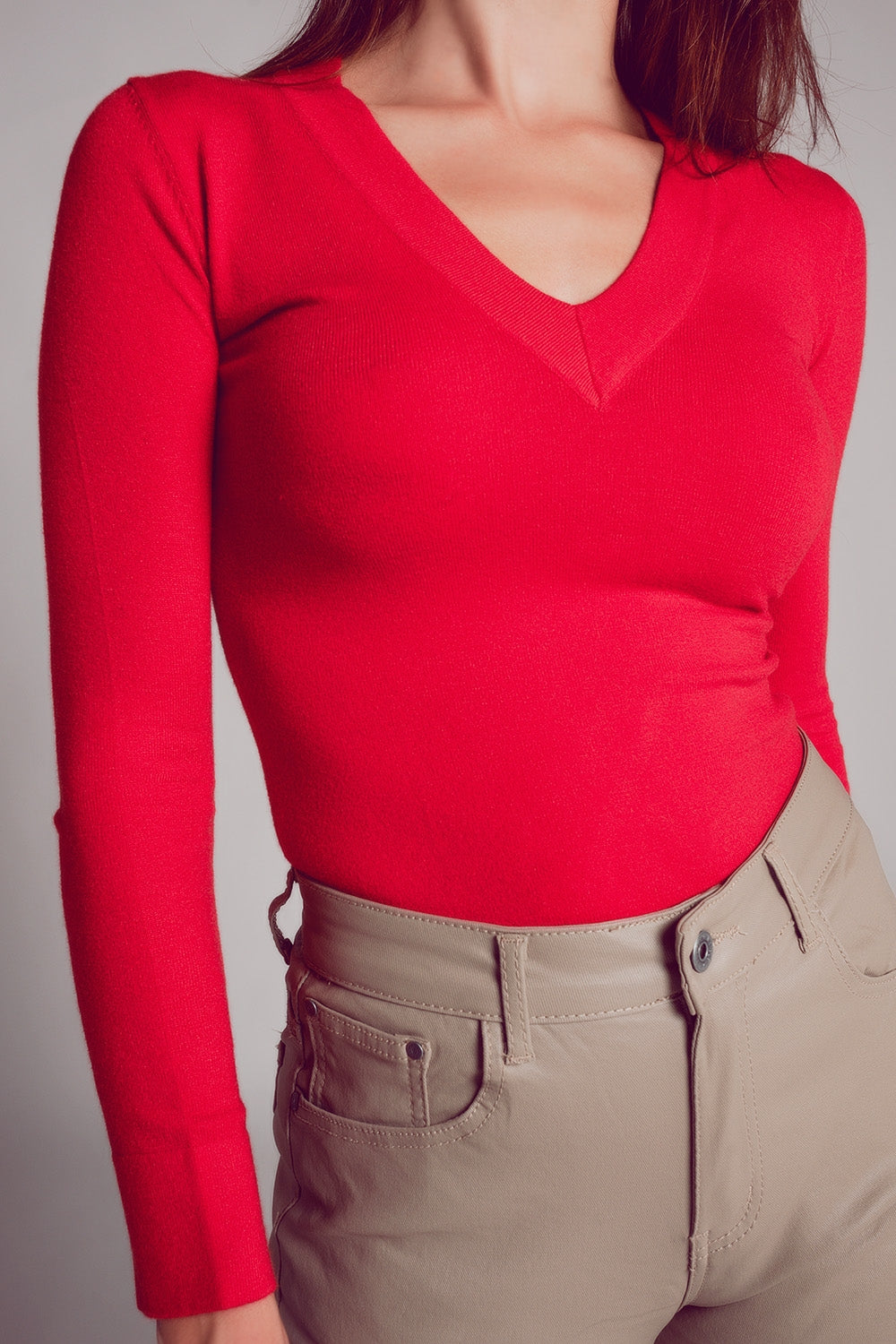 Q2 V neck fine knit jumper in red