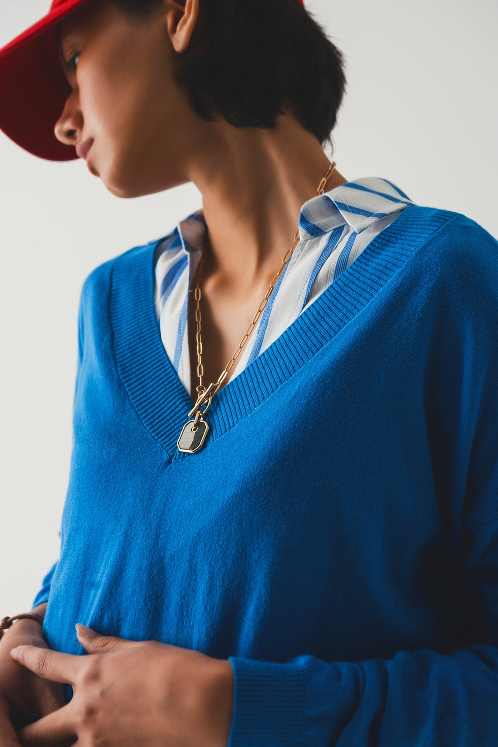 Jersey azul de punto fino con cuello de pico