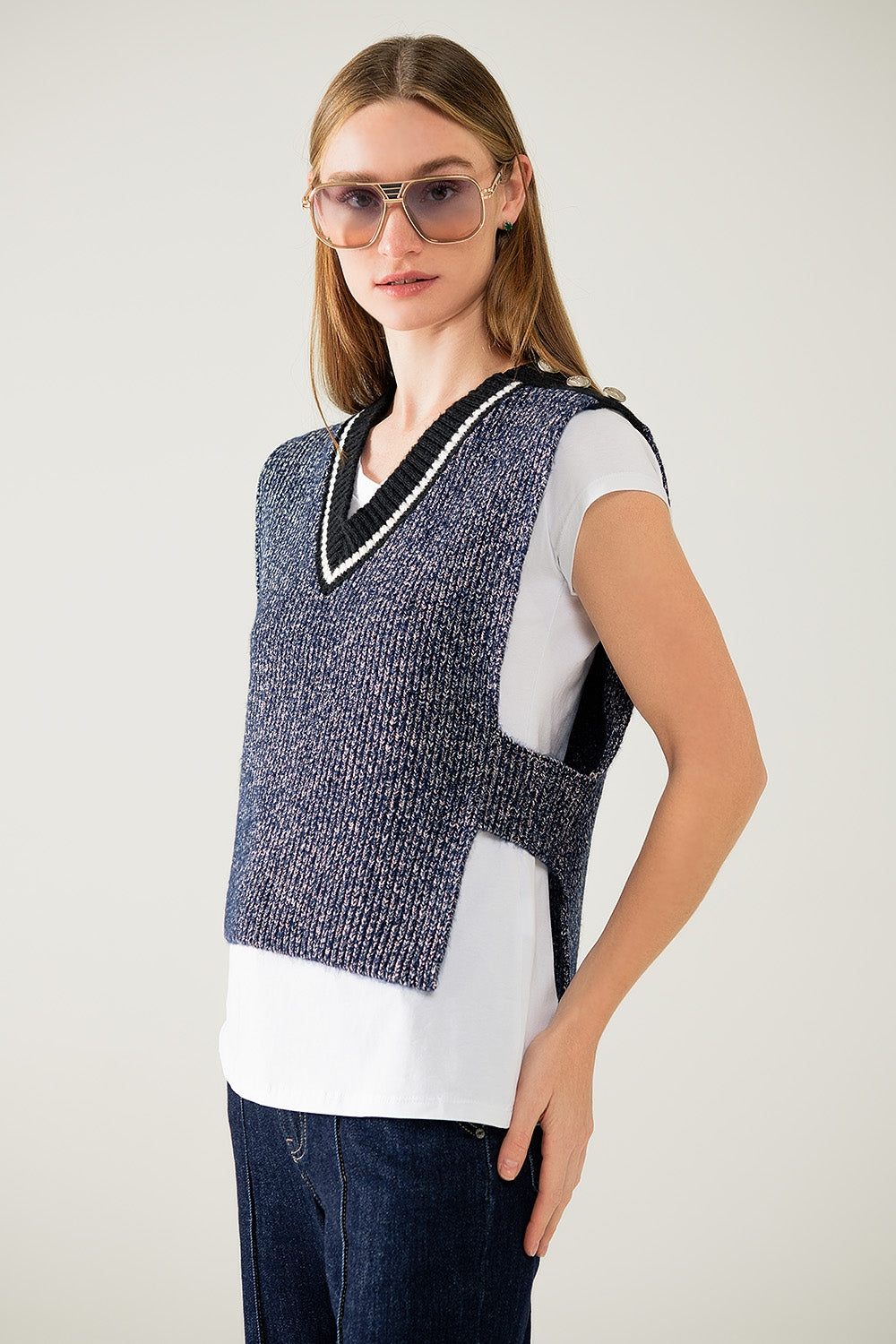 Q2 V-neck knitted vest with open side