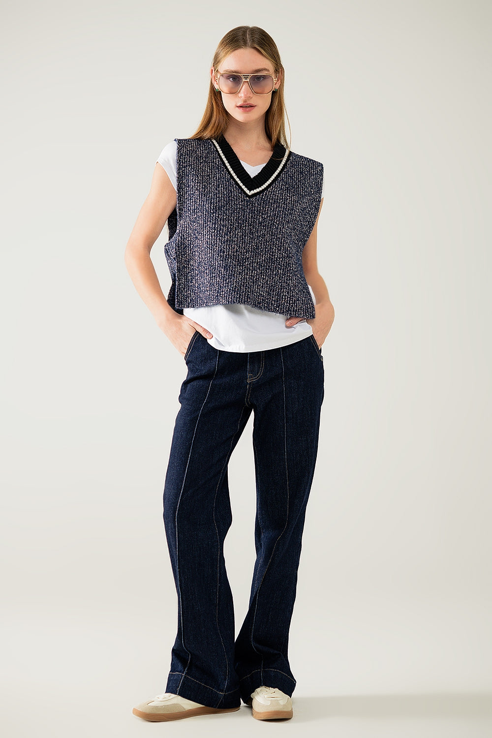 V-neck knitted vest with open side