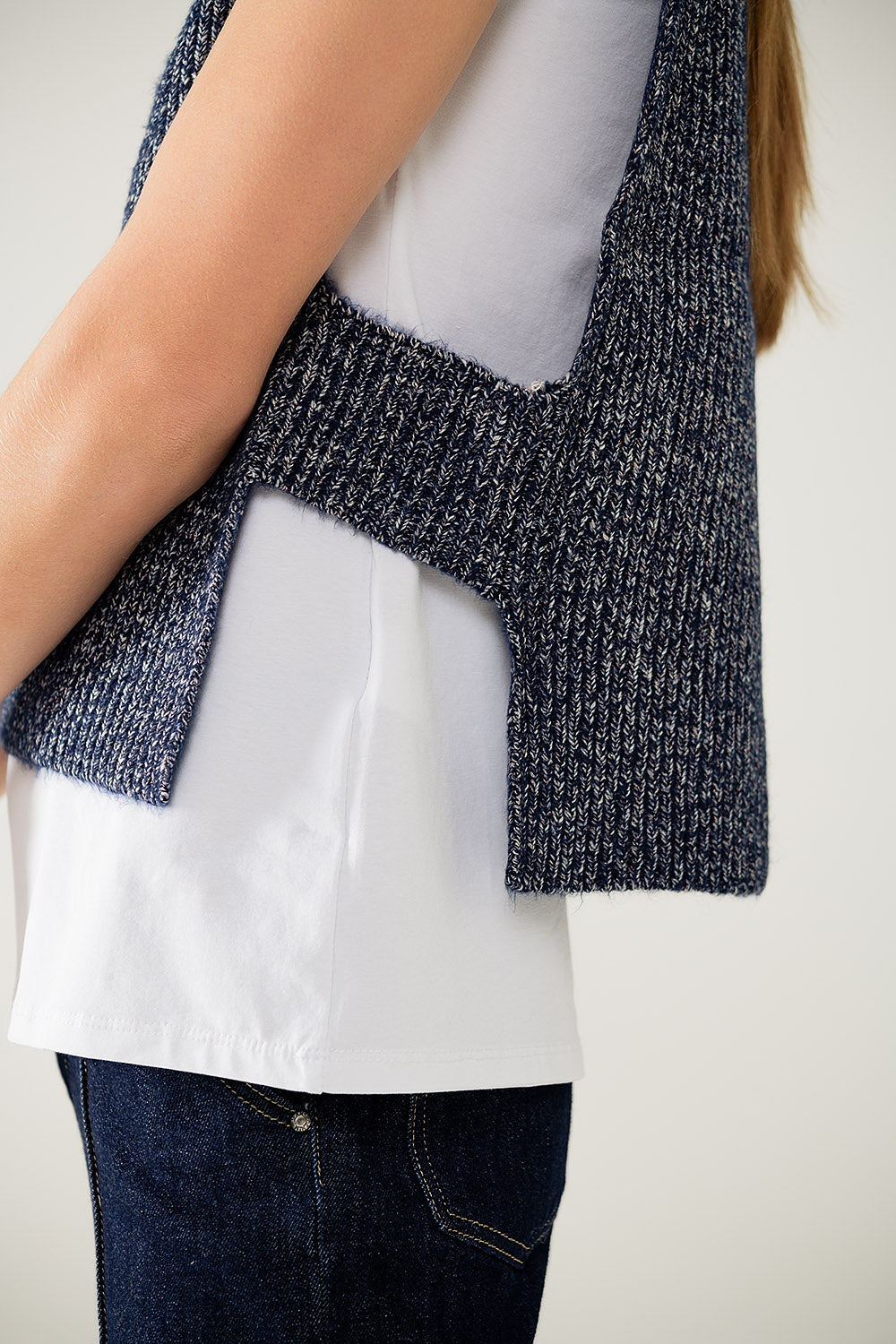 V-neck knitted vest with open side