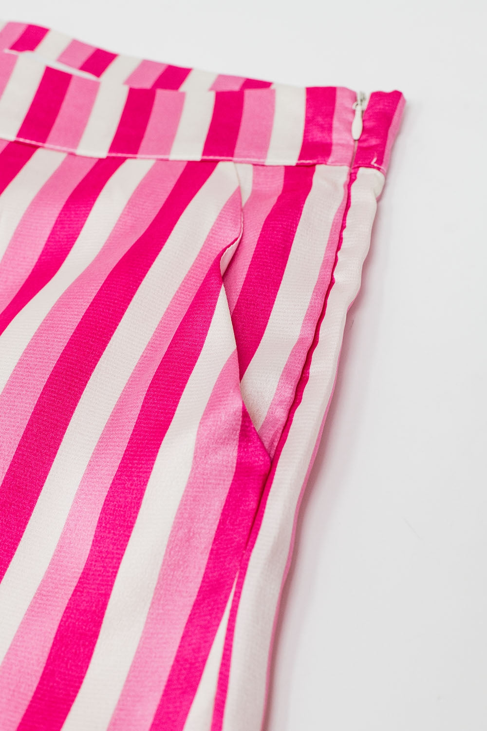 Pantalones rectos de satén con rayas verticales en color rosa