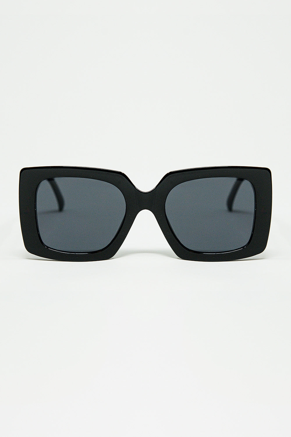 Q2 vintage silhouette sunglasses with a subtle angled cat-eye in black