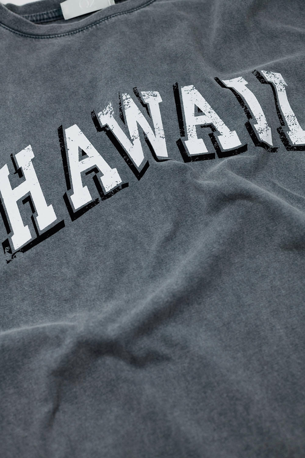 Camiseta hawaiana con efecto lavado en gris