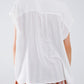 Blusa blanca abotonada con cuello polo