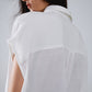 Blusa blanca abotonada con cuello polo