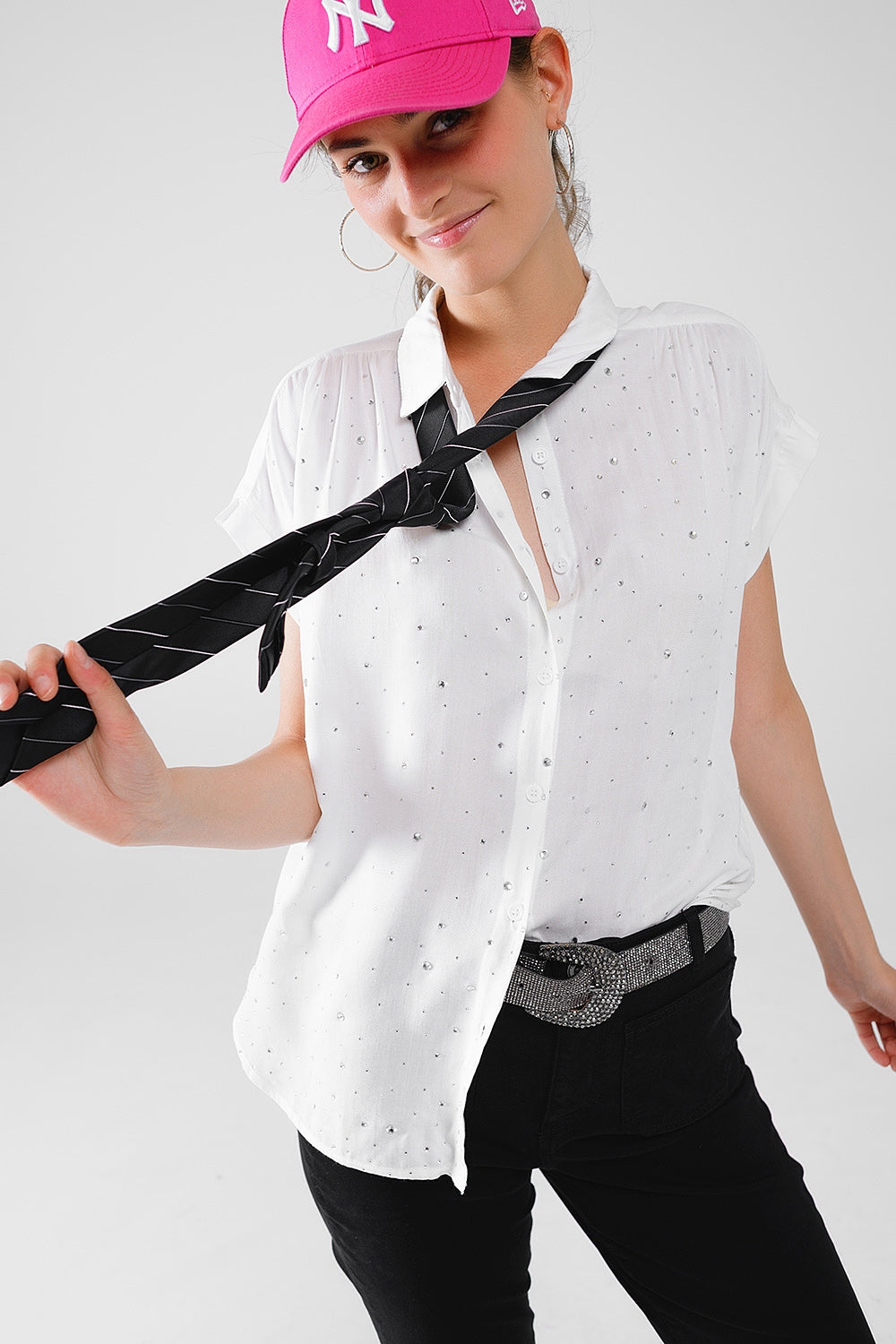 Blusa blanca con botones y strass por todas partes y manga corta