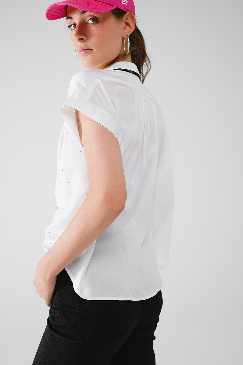 Blusa blanca con botones y strass por todas partes y manga corta