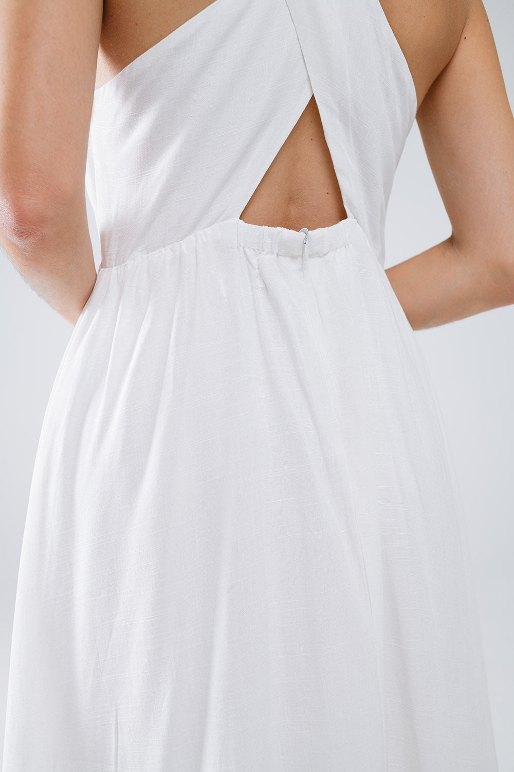 Vestido blanco con detalle de botones