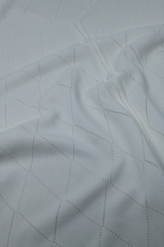 Suéter blanco de manga corta con estampado de rombos