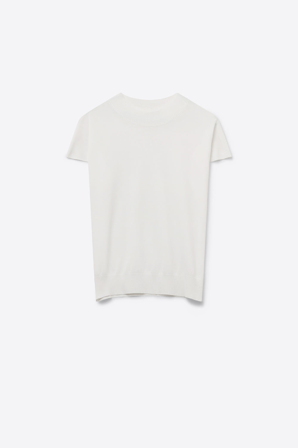 Q2 White turtleneck sweater with fitted short sleeves