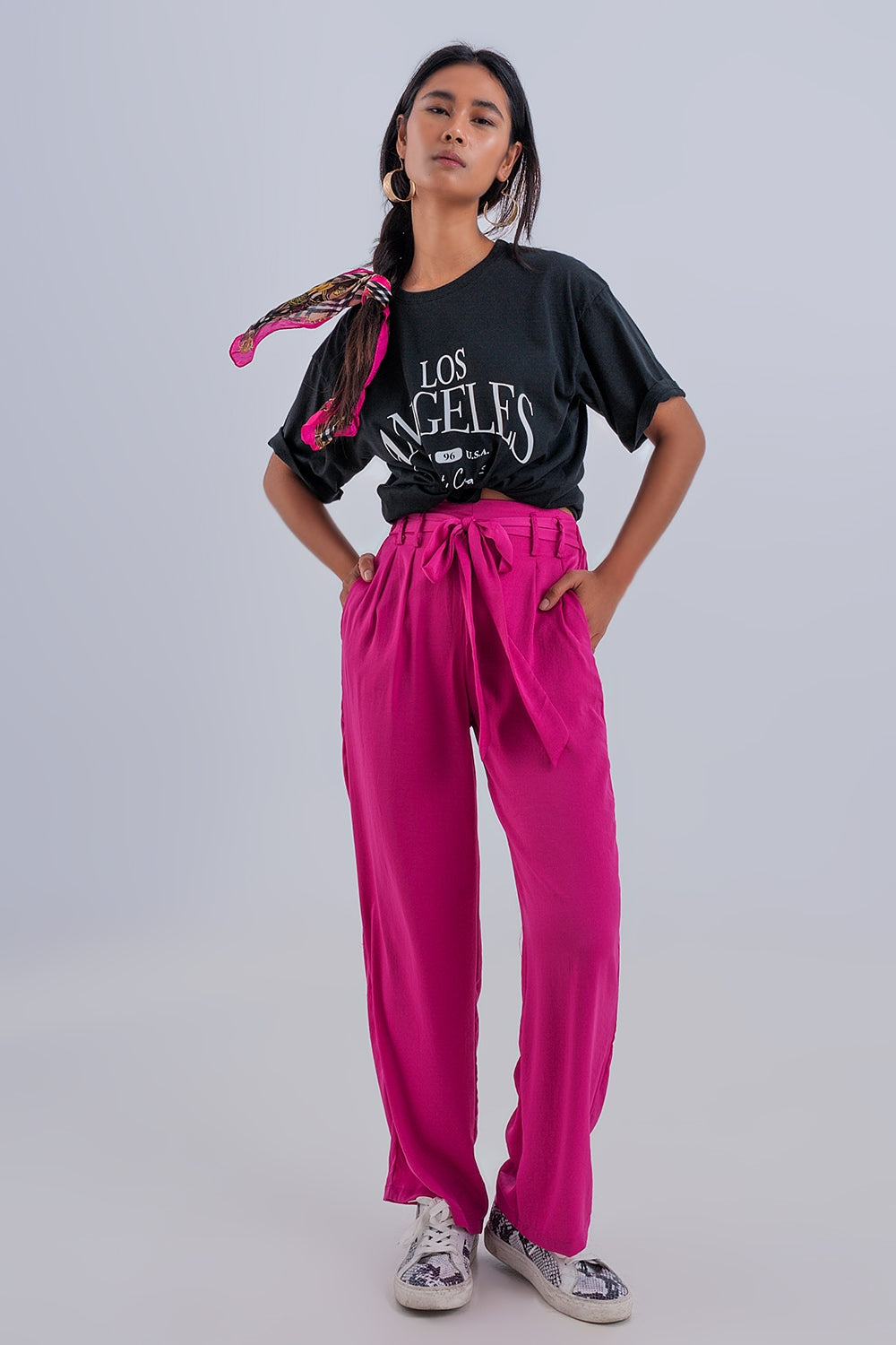 Pantalón fucsia de pernera ancha con cinturón