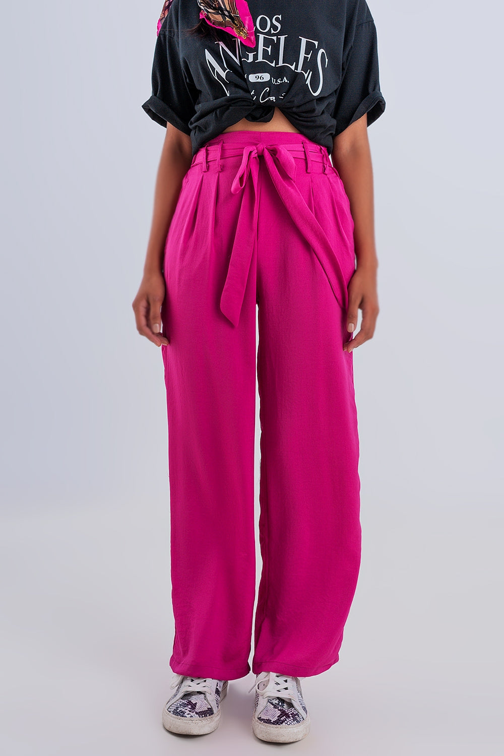 Pantalón fucsia de pernera ancha con cinturón