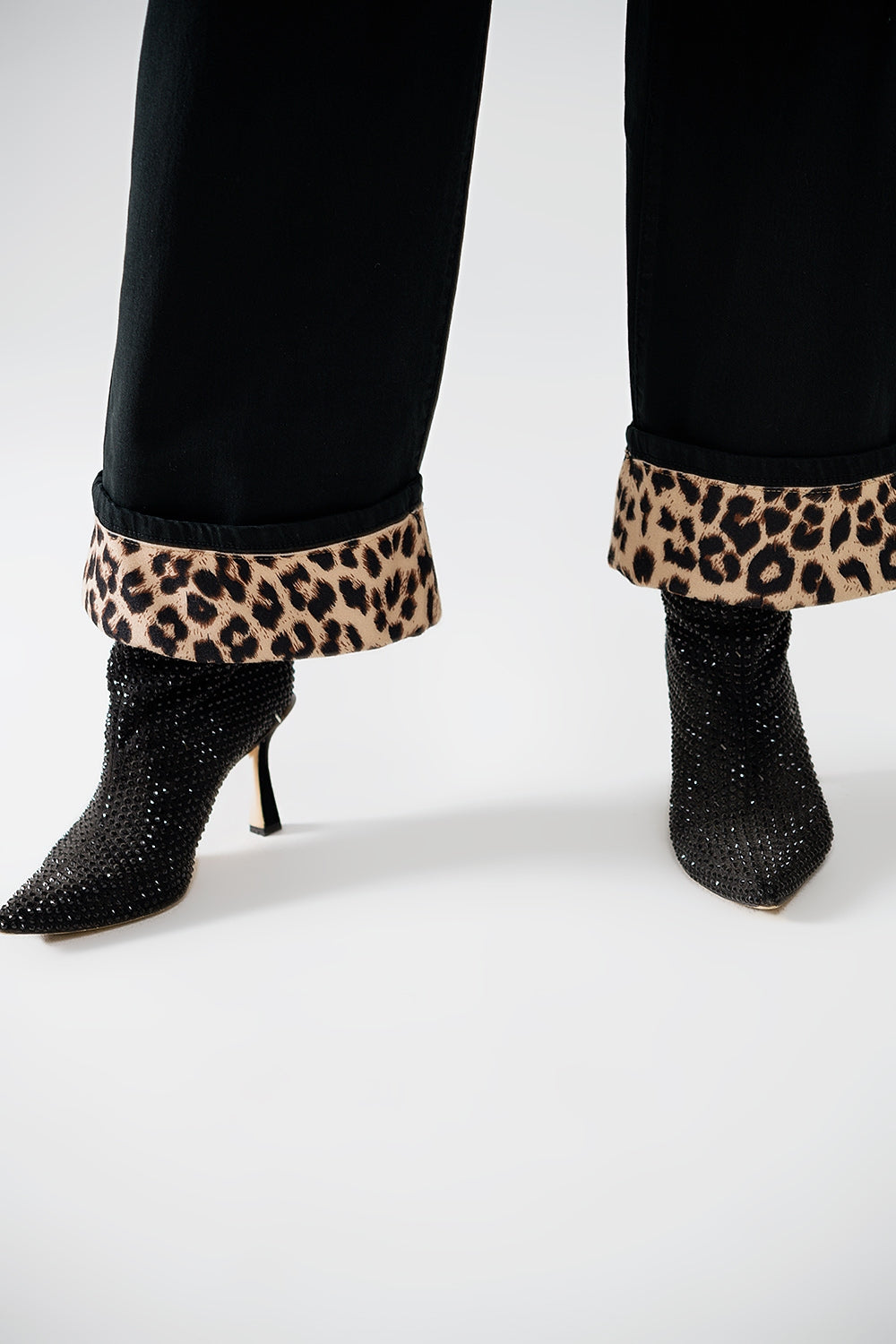 Pantalón negro de pierna ancha con estampado de leopardo en la parte inferior