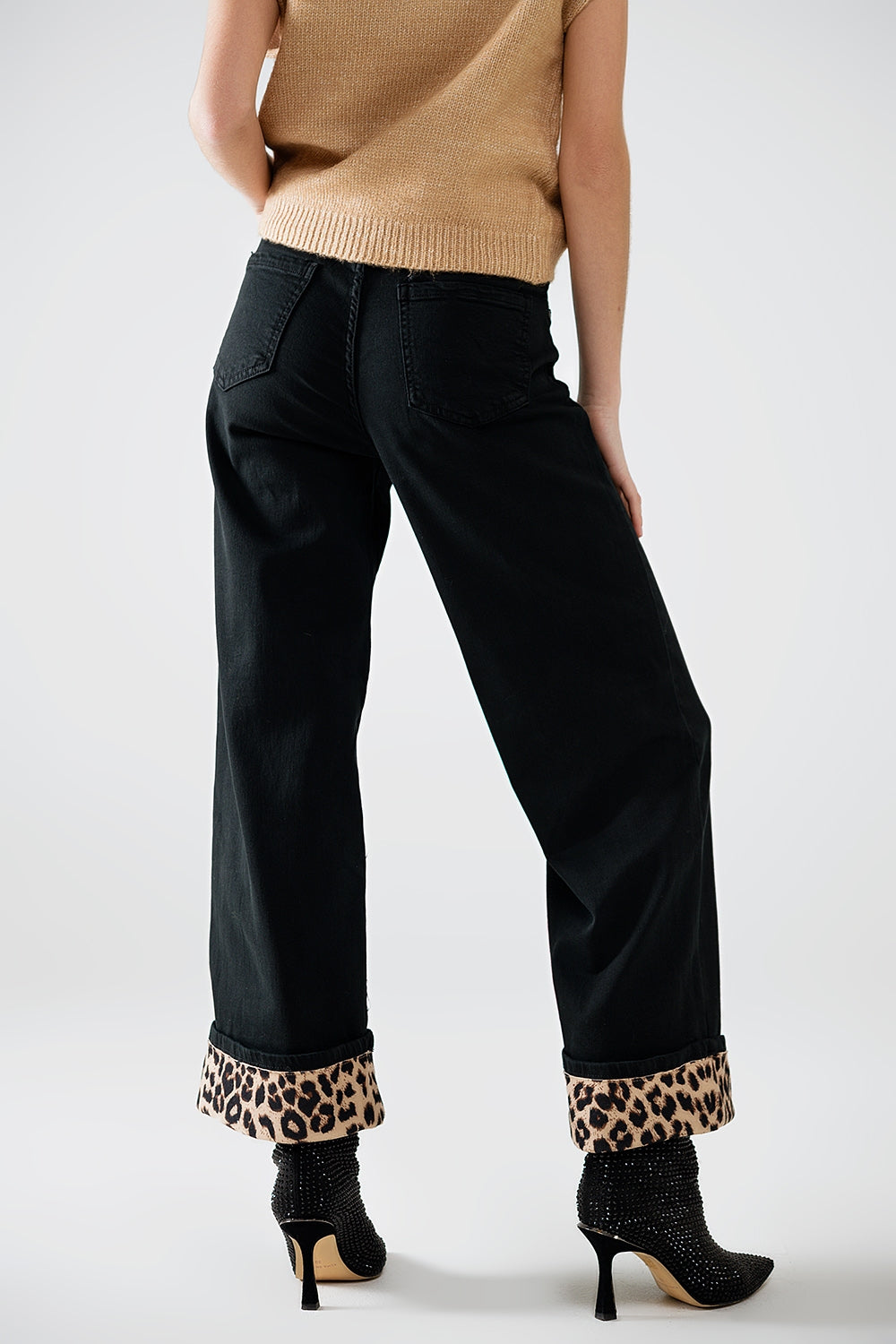 Pantalón negro de pierna ancha con estampado de leopardo en la parte inferior