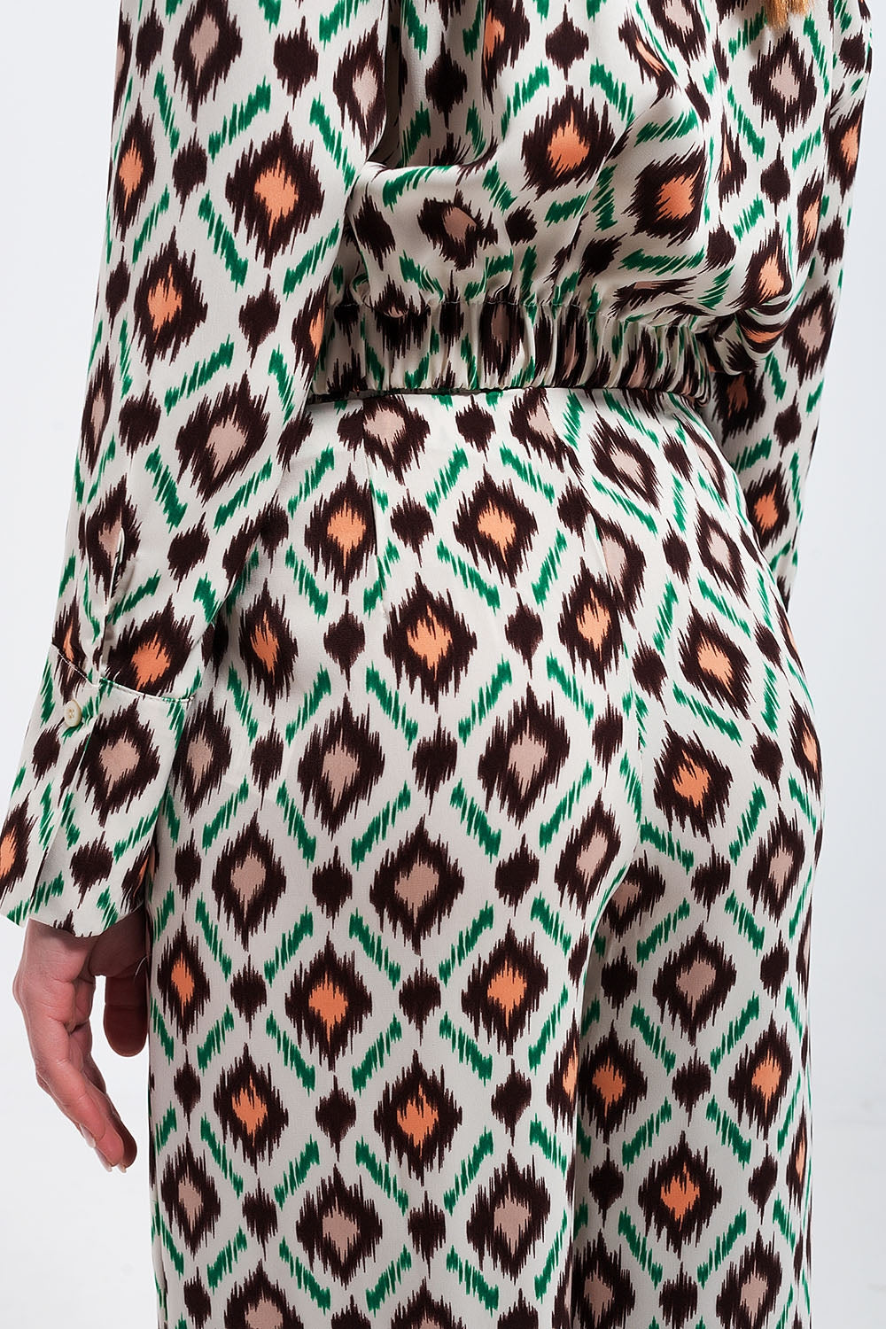 Wide leg pants in geo print