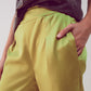 pantalones anchos de raso en acid lime